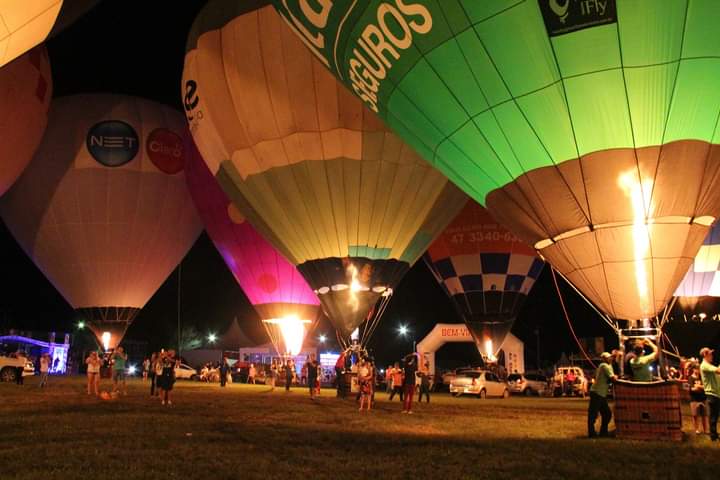 Cais Embarcadero recebeu lançamento do Festival Internacional de Balonismo de Torres. Na última terça-feira, 15 de março, Cais Embarcadero, localizado na Avenida Mauá em Porto Alegre recebeu o evento de lançamento do Festival Internacional de Balonismo, que já está na sua 32ª edição, organizado pela Prefeitura Municipal de Torres. Serão 70 balões competitivos de diferentes países e cinco shows nacionais confirmados entre os dias 14 e 24 de abril, no Parque Odilo Webber Rodrigues, em Torres. O coquetel do evento de lançamento aconteceu às 17h com participação de autoridades, imprensa e demais convidados. Na coletiva o Deputado Ronaldo Santini, Secretário do Turismo do RS destacou a importância de fomentar a Indústria do Turismo no litoral durante todo o ano. A última edição atraiu aproximadamente 300 mil pessoas no Parque. Em razão da pandemia não ocorreu o Festival em 2020 e 2021 e agora ele retorna com muitas novidades e dez dias de evento. Diariamente serão realizadas duas provas pelos balonistas e outra grande atração do Festival será o Night Glow, espetáculo de balões iluminados. Além dos tradicionais balões em forma de “gota”, o Festival terá também a participação de balões de formatos especiais. O evento, que é o maior da América Latina na área, é uma realização da Prefeitura, por meio da Secretaria Municipal de Turismo. A iniciativa já está consagrando Torres como a Capital Brasileira do Balonismo. Shows nacionais estarão presentes no Festival, confira os dias das apresentações: 15/4 Vitão e Matuê,16/4 Luan Santana, 23/4 Michel Teló e 24/4 Turma do Pagode. Destaques locais também serão promovidos durante o Festival nos eventos das Tendas e das Feiras. O prefeito Carlos Souza, acompanhado da primeira Dama Susi Souza em nome do município de Torres, convidou a todos para esta grande festa que gera empregos e renda para o Município.