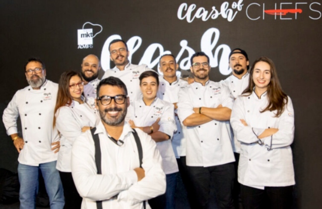 Cerimônia com tapete vermelho aconteceu na Vineria 1976 do Espaço Cyrela Jardim Europa Após intensa seletiva com mais de 100 cozinheiros profissionais inscritos, na segunda-feira, 14 de março, foram conhecidos os oito chefs selecionados para participar da edição 2022, da competição Clash of Chefs. A inesquecível noite, que iniciou com uma coletiva de imprensa, teve ares das grandes cerimônias, o que não se via há muito tempo em Porto Alegre. Os chefs selecionados, adentraram o tapete vermelho e desembarcaram de um luxuoso carro,.... em meio ao grande público presente. Um banquete de entrada recepcionou os apaixonados pela gastronomia que seguiram para uma noite oriental. Após, aconteceu o sorteio das batalhas entre os chefs selecionados. A noite contou com shows do Dj Lê Araújo e os cantores Lauro Carvalho e João Antônio Araújo, o conhecido “Careca do Tevah”. Entre as surpresas da noite, Rafael Malenotti (Acústicos e Valvulados) e Sady Homrich (Nenhum de Nós