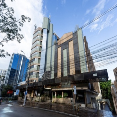 Quais as vantagens de ser cliente VIP de um hotel?  De desconto na estadia até tarifas reembolsáveis, saiba quando ter um selo VIP é vantajoso para você.  Um sistema de vantagens é sempre atrativo para quem gosta de viajar e se hospeda em diferentes cidades. Pensando nisso, a Master Hotéis criou um sistema de vantagens que permite aos hóspedes benefícios como descontos, tarifas reembolsáveis e maior flexibilidade de check-in e check-outs, para diárias em toda a Rede. A conquista dos selos pode ser adquirida a partir de duas hospedagens e se divide nas categorias prata, ouro e diamante, dependendo do número de diárias em um período de 12 meses.  A Diretora Geral da Master Hotéis, Lívia Trois, reforça que os benefícios trazem diversas facilidades para todos que têm o costume de viajar e destaca aqueles que fazem as rotas à trabalho: “ Esta é uma forma de reconhecer a lealdade que os nossos hóspedes tem conosco evalorizar quem compra diretamente pelo nosso site. Os benefícios são válidos já a partir da segunda estadia conosco, e quanto mais hospedagens acumuladas, mais benefícios ofertamos.   Na categoria Prata é necessário ter apenas duas hospedagens no período de um ano, em qualquer uma das 12 unidades da Rede Master. Essa categoria garante ainda até 15% de desconto e tarifas reembolsáveis. A segunda categoria é a Ouro, que pode ser conquistada a partir da 4º reserva e os benefícios se estendem até 18% de desconto na diária, 10% de desconto em alimentos e bebidas e uma garrafa de água, além de acumular também a tarifa reembolsável. Já a 6º diária garante o selo Diamante, que além de todas as vantagens das outras categorias, estende o desconto até 20% e permite que o hóspede faça check-in antecipado ou check-out postergado.