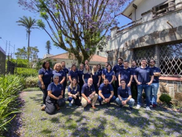 Software de gestão para imobiliárias vê demanda crescer  O Sistema Imobiliar é utilizado por grandes imobiliárias da região Metropolitana, interior do Rio Grande do Sul, São Paulo e Distrito Federal.     Com o foco em auxiliar imobiliárias na gestão das áreas administrativas, financeiras e fiscais, a Inetsoft viu sua demanda saltar no último ano. A empresa, fundada em 1993, teve um aumento de 150% no número de novos clientes que investiram no Sistema Imobiliar, de 2020 para 2021.      Entre os 130 clientes ativos estão importantes nomes como Auxiliadora Predial, Guarida Imóveis e Crédito Real, na Região Metropolitana de Porto Alegre, Casarão, em Pelotas, Predial Conventos, em Passo Fundo, e TRK, em São 600 mil unidades de imóveis em todo o Brasil administradas pelo sistema, tanto em locação, quanto em administração de condomínios.      A receita de sucesso do software combina 3 pontos principais. Alto rigor na parte financeira, rapidez no suporte, com média de atendimento de 90 minutos, e API aberta que possibilita integração sem custo com demais plataformas utilizadas pelas imobiliárias.  Além disso, a versão web permitirá que o sistema seja acessado através de smartphones e tablets.     “A necessidade de digitalização provocada pelo isolamento social acelerou um processo que estava em andamento. Já havia uma demanda por plataformas que gerassem maior produtividade, liberando as equipes para a busca de novos negócios. Muitas imobiliárias ainda realizam lançamento de notas fiscais, cobranças bancárias e impostos de forma manual e estãovendo a necessidade de ferramentas que auxiliem a manter os negócios saudáveis durante a pandemia”, afirma Júlio Arcari, Sócio Diretor da Inetsoft.     Sobre a Inetsoft     Fundada em 1993, em Porto Alegre, a Inetsoft nasceu da sociedade entre Carolina Staud, Diretora de Suporte, Júlio Arcari, Diretor Comercial e de Marketing e Heitor Azzi, Diretor de Tecnologia. Hoje um time de 25 colaboradores busca as melhores soluções para auxiliar a gestão dos negócios dos clientes do Sistema Imobiliar.     Desde 2018 a empresa tem como sede  uma bela casa no Bairro Petrópolis, o imóvel faz parte da lista de bens tombados em Porto Alegre, não podendo ter sua estrutura e características modificadas. O espaço de trabalho é também um espaço de convivência, com jardim, horta e churrasqueira.  DuJour Comunicação
